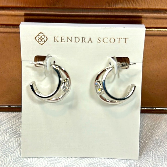 KENDRA SCOTT EARRINGS “ARDEN” HUGGIE RHODIUM NWT - Picture 1 of 4